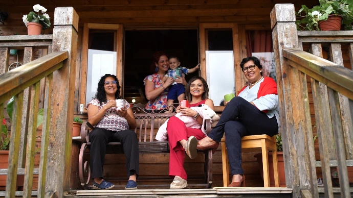 Familia compartiendo junta en el corredor de su casa