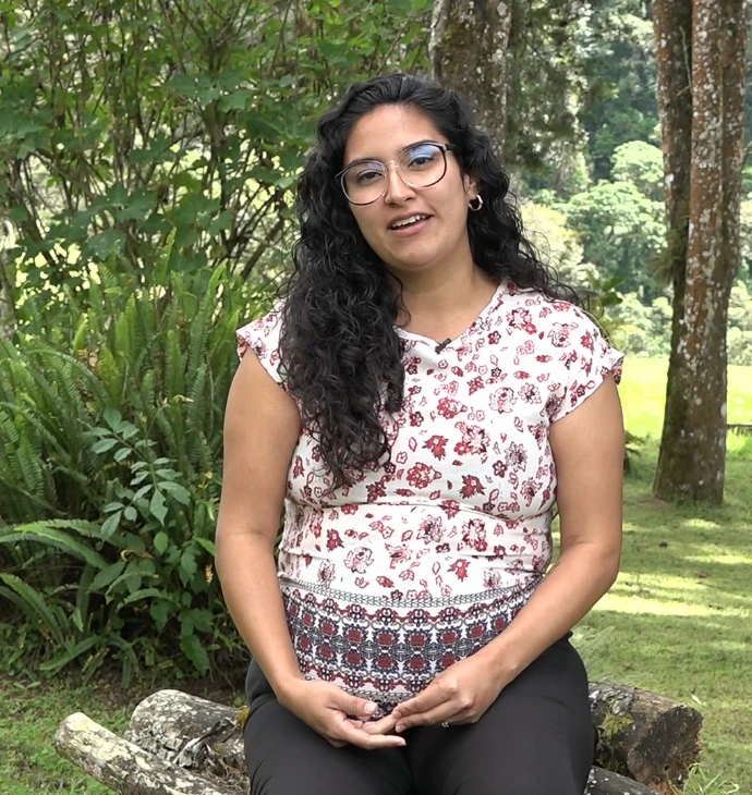 Madre gestante sonriendo en un jardín