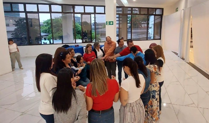 Colaboradores en un taller grupal del Método PENIEL para organizaciones